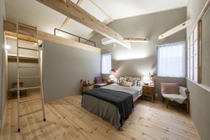 小山モデルハウス FEENA ロフトとウォークインクローゼットのある主寝室｜注文住宅 ネクストハウスデザイン｜施工例