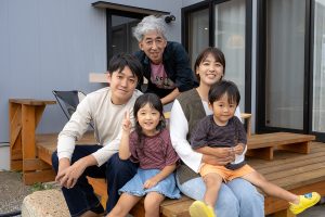 栃木県宇都宮市E様ご家族と担当の溝延