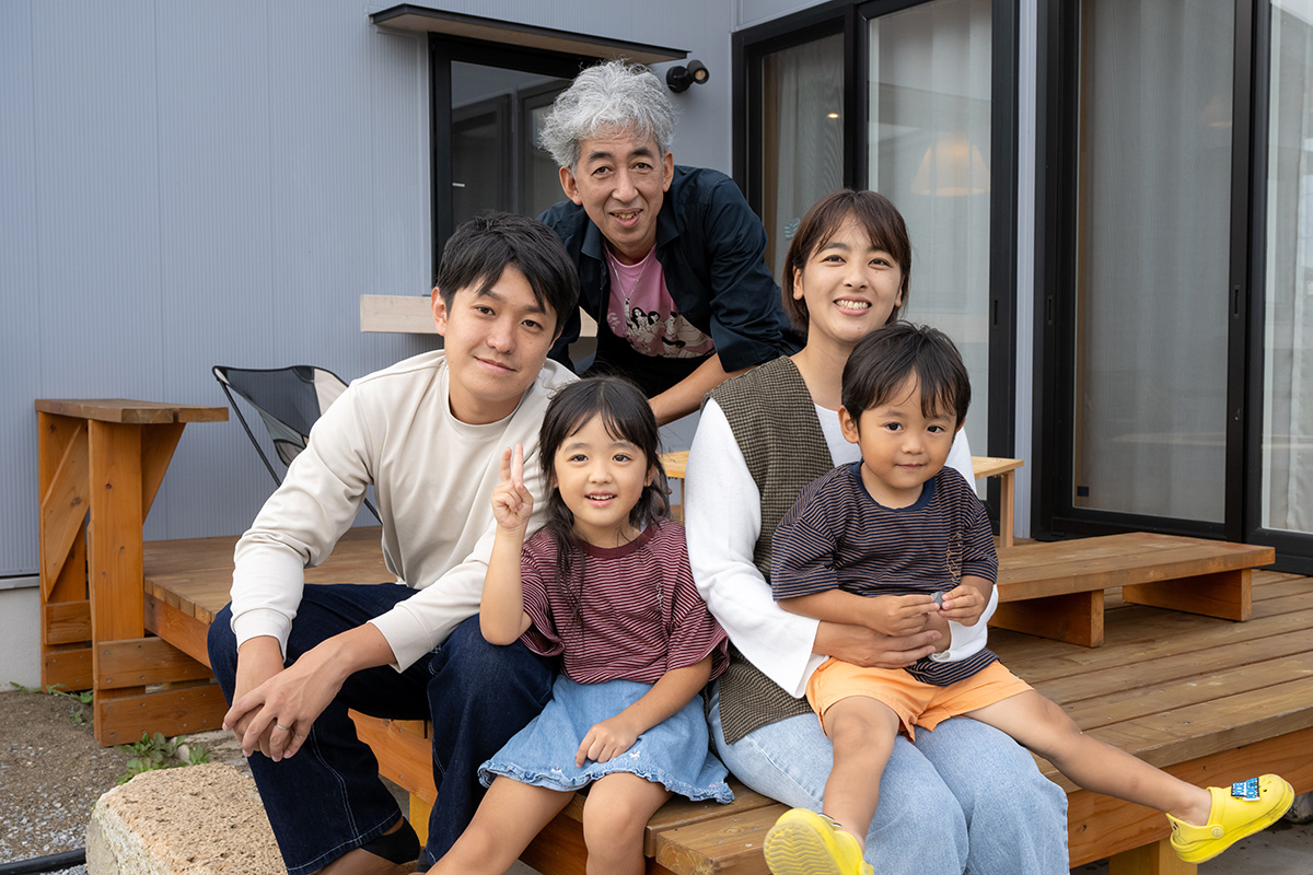 栃木県宇都宮市E様ご家族と担当の溝延